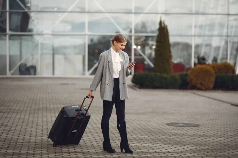 Rentrer de voyage avec ses achats : pourquoi la valise reste souvent moins chère que le panier en ligne au Maroc