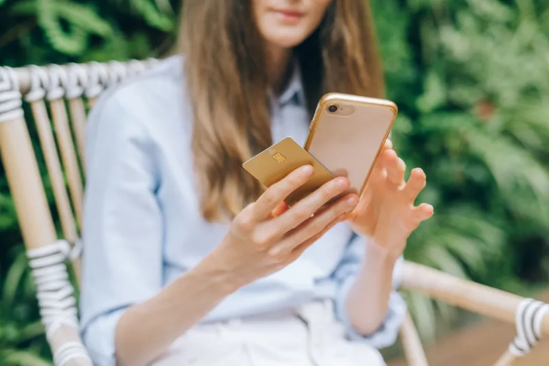 Votre smartphone achète plus vite que vous ne réfléchissez : les astuces cachées des applis e-commerce au Maroc