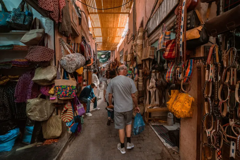 Sacs, montres et sneakers de luxe à prix cassés au Maroc : le piège des contrefaçons en ligne