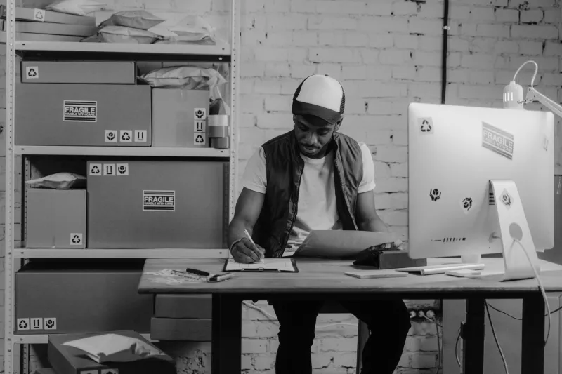 Dropshipping ou importation directe : le vrai match pour les entrepreneurs marocains en 2025