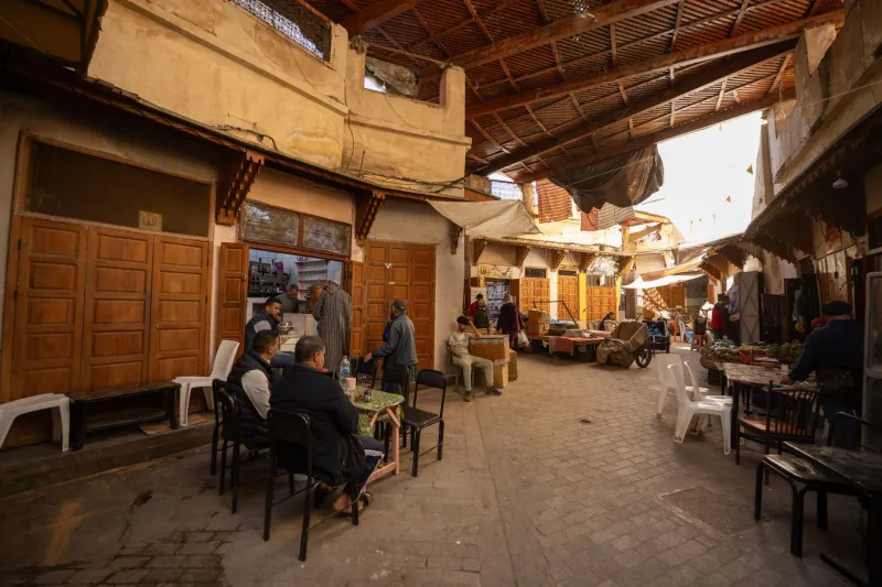 Épicerie du coin ou appli sur le téléphone : qui vide vraiment moins le portefeuille des Marocains ?